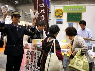 銚子電鉄は「ぬれ煎餅」を販売。地震で工場が止まったが、今は正常に動いているという。記者が「震災の影響は？」と聞くと（電車について聞いたつもりだったが）、迷わず「ぬれ煎餅」について答えてくれた