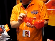 東京おもちゃショー2011：トリコのお菓子粉砕器「グルメスパイ