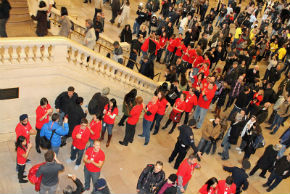 スタッフの拍手で迎え入れられる客