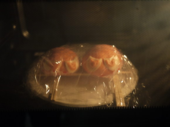 画像電子レンジで2匹仲良く蒸し中。ちなみにキッチンペーパーやキャベツにはさんで蒸す方法もありますが、キッチンペーパーもキャベツもありませんでした。やけど注意！