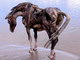 流木で作った馬が躍動的すぎる