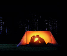 なんだこの巨大スイカ……と思ったらテントでした | ねとらぼ