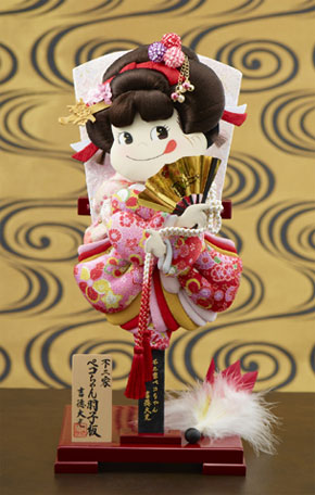 レアな吉徳大光作ペコちゃん羽子板 不二家のペコちゃんが羽子板に 「顔が命」の吉徳とコラボ | ねとらぼ