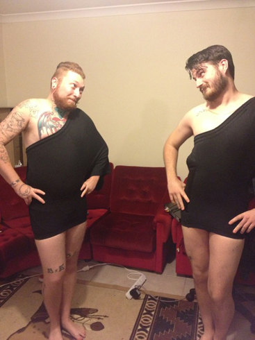 「似合うかしら？」「あらーステキじゃなーい」