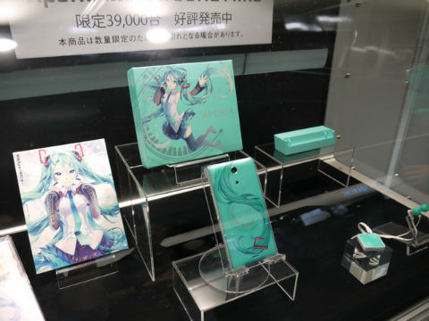 TGS2013：初音ミクコスのお姉さんがミクスマホを手に Xperia