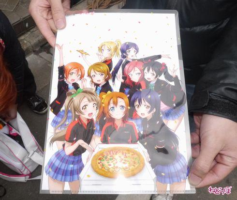 朝4時から並ぶ人も！ 「ラブライブ！」×ピザハットのコラボで