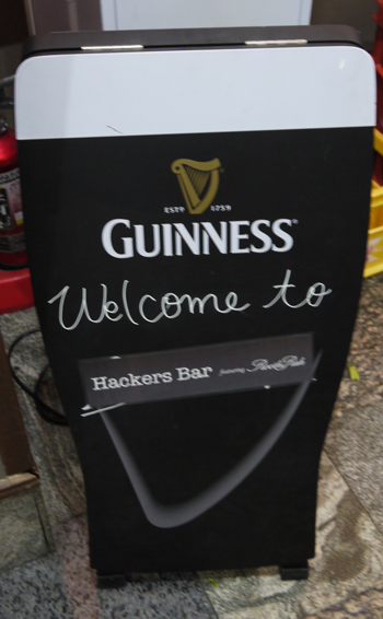画像（「Welcome to Hackers Bar」の文字が）