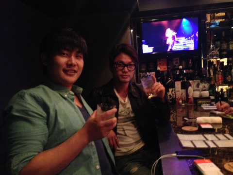 画像（「Hackers Bar」の最初のお客さん）