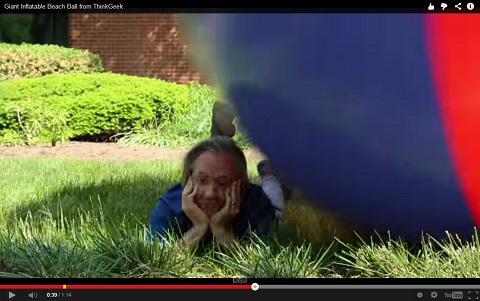 画像（ぎゃー！　ボールに踏まれる〜！！）