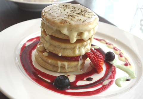 画像（おとぎ話に出てきそうな「濃厚ミルクとチーズソースでいただく特製パンケーキ（700円）」）