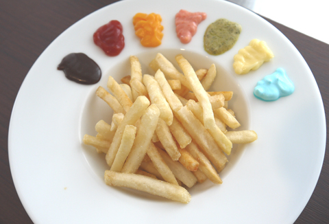 画像（パレットにのせた絵の具のような7色のソース付きの「フレンチフライドポテト パレットSTYLE（550円）」）