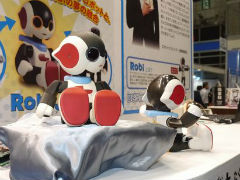 デアゴスティーニの“ロビくん”が会話機能に特化してタカラトミー