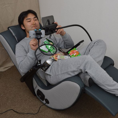 無重力の座り心地でスマホホルダーと充電器もついた「究極の廃人