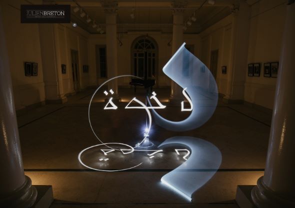 まるで魔法使い！　空中にアラビア文字を描く"光の書道”が幻想的で浮世離れした美しさ