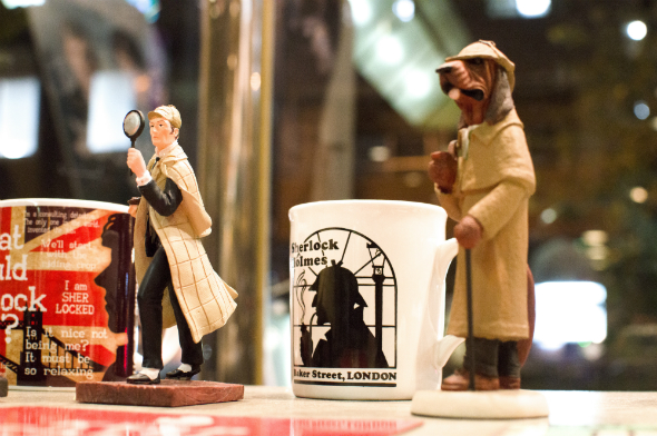 ショーケースには、フィギュアなど