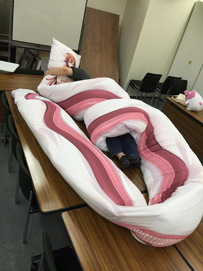 コミケに登場した「モンスター娘の日常」のミーア等身大巻き枕