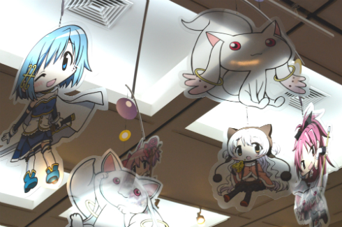 天井にもまどかやキュゥべえたちが！