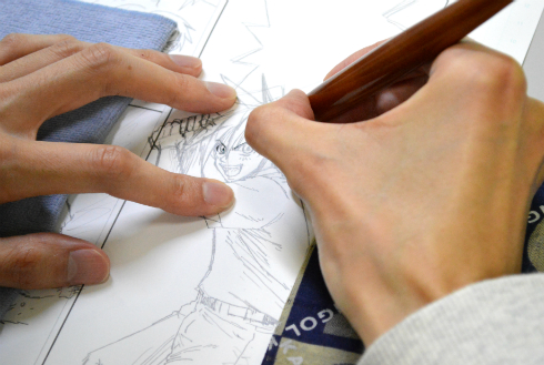 今後公開される「デッド･オア･ストライク」最新話にペン入れする西森先生