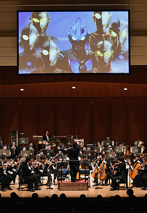 ウルトラマンたちが活躍する映像をバックにオーケストラの演奏が響く　（C)読売新聞社