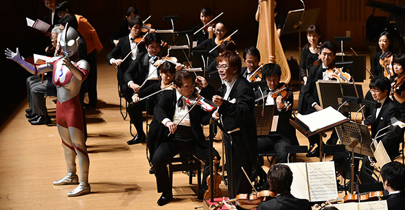 壇上にはウルトラマンも応援に （C)読売新聞社