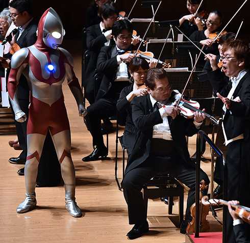 ウルトラバイオリンで「ウルトラマンの歌」を演奏中（C)読売新聞社