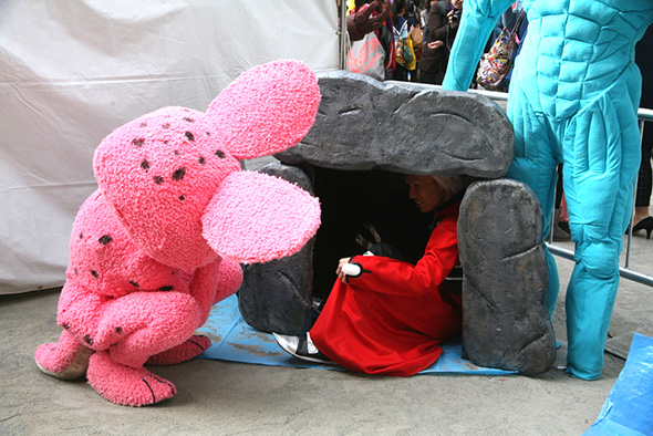 さあ、コスプレしてる子は、どんどんしまっちゃおうねー