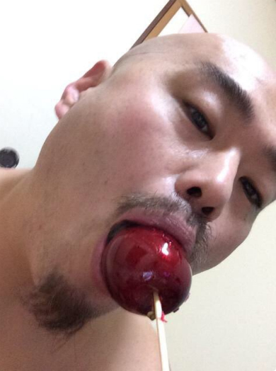 りんごアメをほおばるクロちゃん