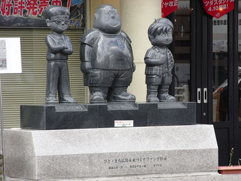 西広島駅前には三人組の石像