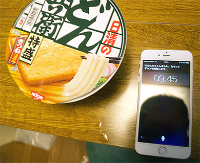 熱湯を注いで、タイマーを10分にセット