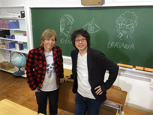 二人の母校の中学校でにっこり