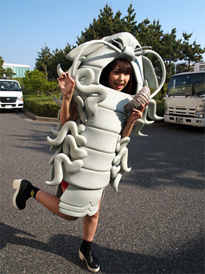 ダイオウグソクムシの着ぐるみもかわいい原田さん