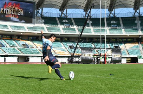 ボールを蹴る五郎丸歩選手