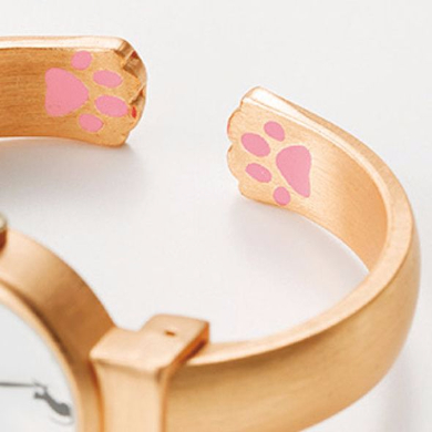 猫技きかせたバングルウォッチ