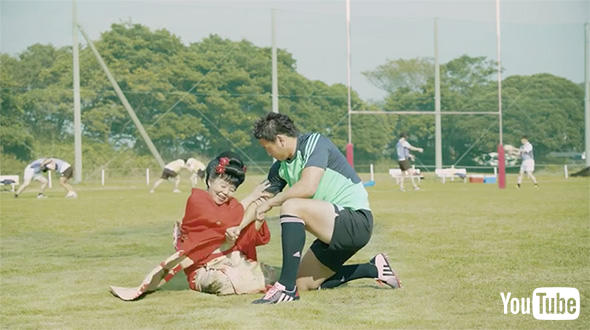 “時の人”のタックルにご満悦の表情の希林さん