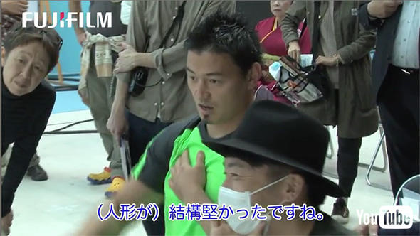 映像をチェックする五郎丸さん