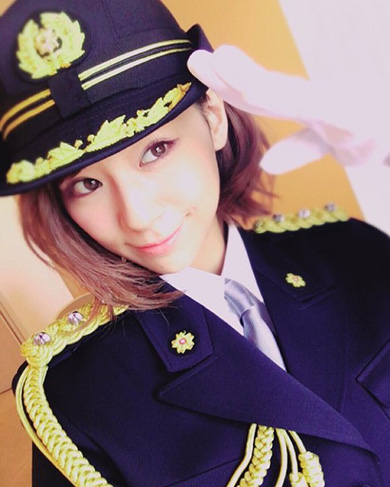 西内まりやさんの警官服姿