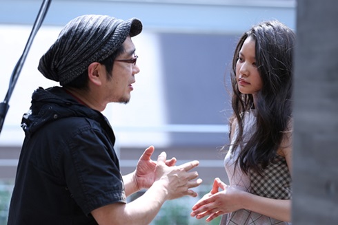 大友監督と話す織田梨沙さん