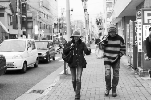 地元・吉祥寺の街を歩く手塚さんと上條さん