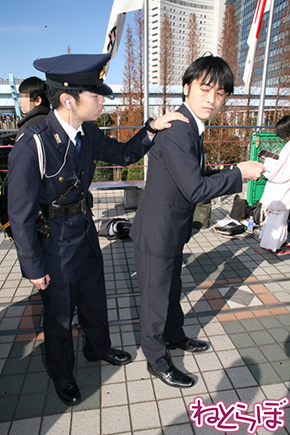 女子高校生をスカウトしていたところ、警官に不審者として職務質問をうける武内P