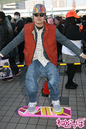 「BACK TO THE FUTURE」よりホバーボードに載るマーティ