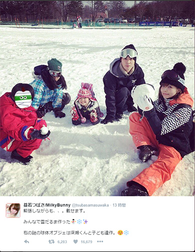 3人で雪だるまを作る姿