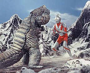 「ウルトラマン」の名シーンをミニチュア展示で再現