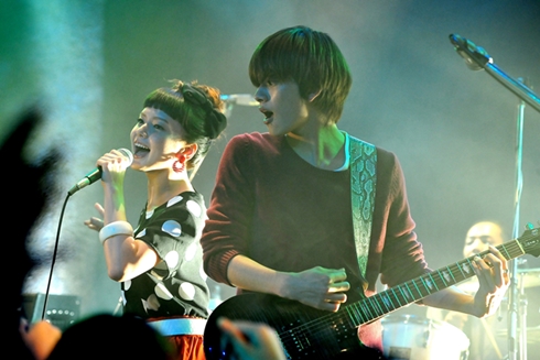 映画「あやしい彼女」の多部未華子さんと北村匠海さん