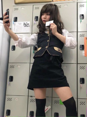 女装男子声優の小林大紀さんが自撮りする姿