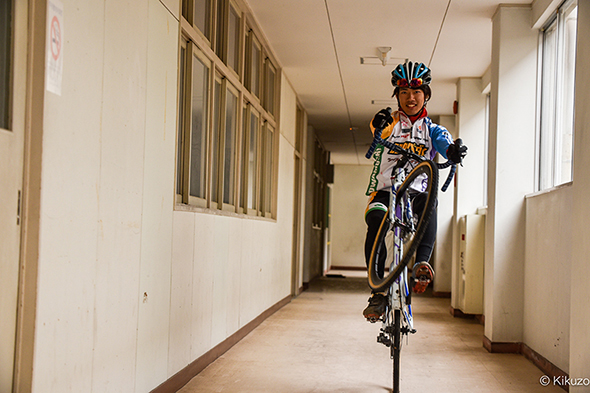 廊下でウィリー！