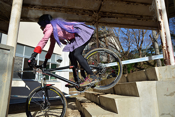 MTBに乗る戦場ヶ原ひたぎ。体重、軽いし早そう