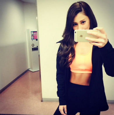 割れた腹筋を披露するダレノガレ明美さん