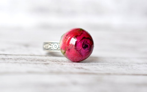 バラをまるごと樹脂で閉じ込めたアクセサリ