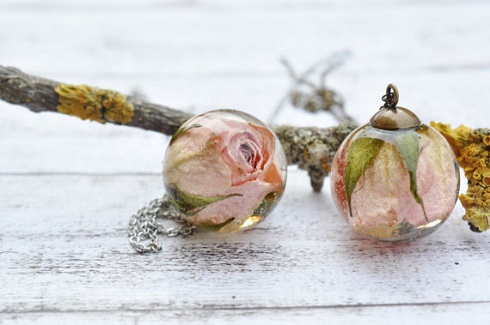 バラをまるごと樹脂で閉じ込めたアクセサリ