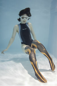 水中ニーソニーソ「ライン・オレンジ」